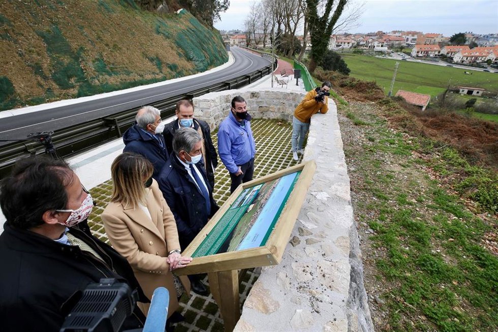 Las autoridades inauguran la actuación de la carretera y paseo peatonal entre Mortera y Liencres