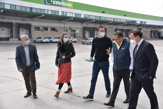 El portavoz del PSOE en la Asamblea de Madrid, Juan Lobato, junto el alcalde de Coslada, Ángel Viveros, y miembros de la corporación municipal y diputados en la Asamblea