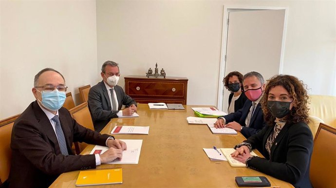 La consellera de Hacienda y Relaciones Exteriores, Rosario Sánchez, durante la reunión con el nuevo secretario de Estado para la  Unión Europea, Pascual Navarro.