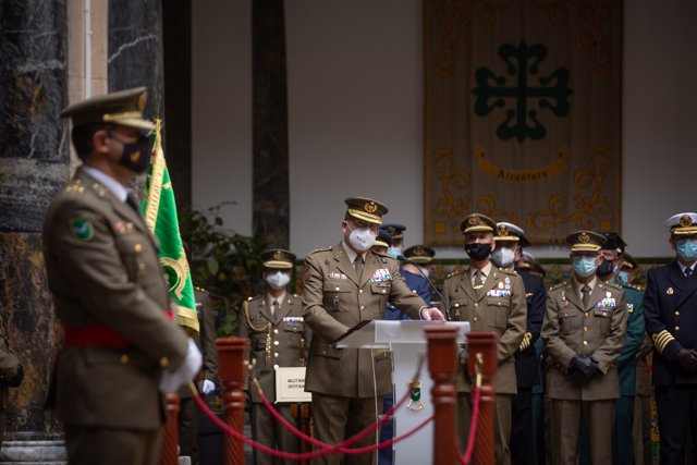 El general del Ejército, Amador Enseñat, ha mostrado su "apoyo, la lealtad y la colaboración" al nuevo inspector general del Ejército, Manuel Busquier,