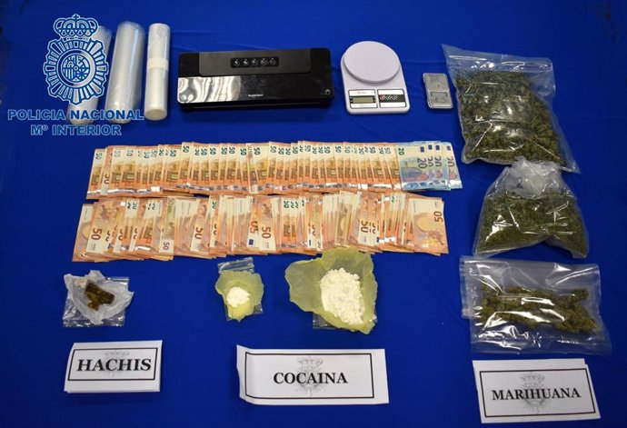 Sustancias y dinero incautado en la operación policial contra el tráfico de drogas en Ibiza.