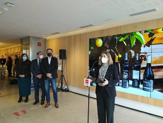 La consejera de Cultura, Turismo y Deporte, Marta Rivera de la Cruz, en la Oficina de Turismo de Sol.