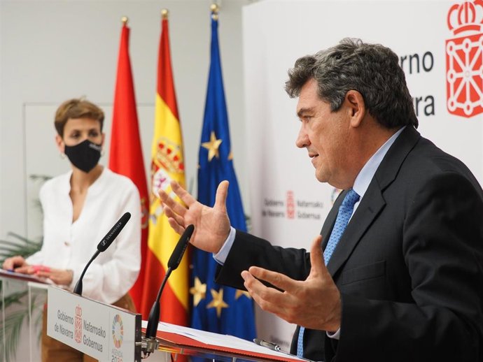 El ministro de Inclusión, Seguridad Social y Migraciones, José Luis Escrivá, este viernes en Pamplona, junto a la presidenta de Navarra, María Chivite.