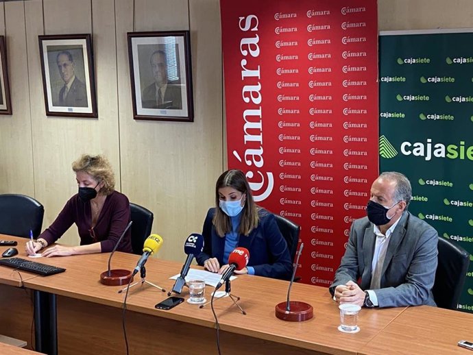 (De Dcha. A Izq.) El Director General De Cajasiete, Manuel González; La Presidenta De La Comisión De Comercio Interior De La Cámara De Comercio De Santa Cruz De Tenerife, Victoria González, Y Su Directora General, Lola Pérez