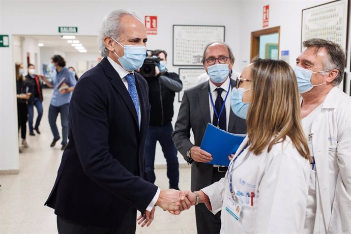 El consejero de Sanidad de la Comunidad de Madrid, Enrique Ruiz Escudero, saluda a una trabajadora sanitaria 