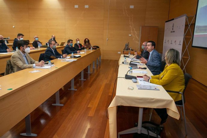 El consejero de Agricultura, Agua y Desarrollo Rural de C-LM, Francisco Martínez Arroyo, en la primera reunión del Observatorio de Precios de la Cadena Alimentaria de Castilla-La Mancha