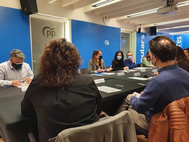 La presidenta del PP balear, Marga Prohens, se reúne con representantes del sector educativo público de las Islas.
