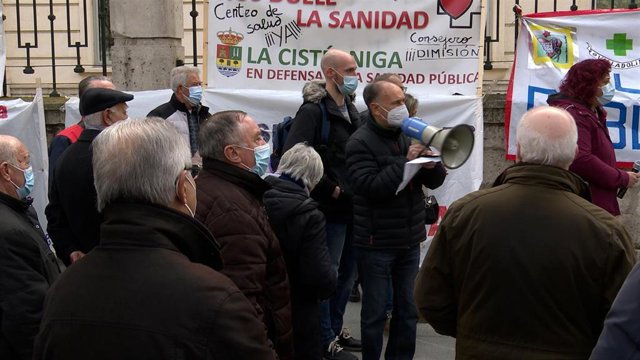 Concentración ante la Consejería de Sanidad para pedir mejoras en la atención sanitaria de la provincia de Valladolid.