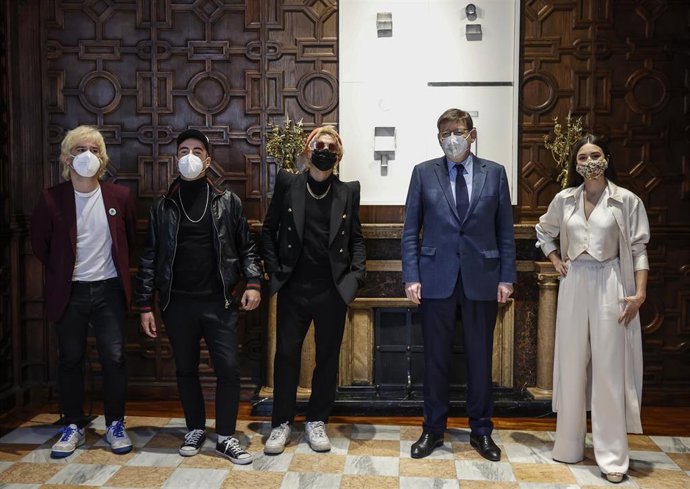 El president de la Generalitat, Ximo Puig (c), recibe en audiencia a la representación valenciana en el Benidorm Fest, conformada por el grupo Varry Brava (i) y la cantante Blanca Paloma (d)