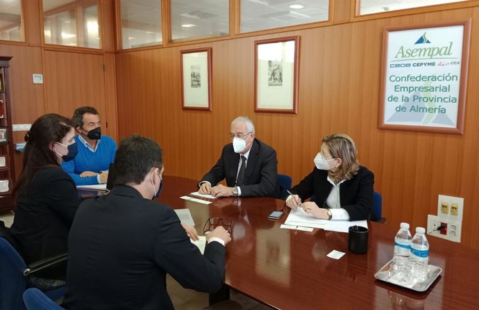 El presidente de Asempal, José Cano, en su reunión con los promotores de 'Mar de Ágata'