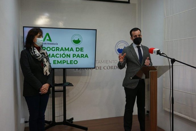 El delegado de Empleo, Formación, Trabajo Autónomo, Transformación Económica, Industria, Conocimiento y Universidades de la Junta en Córdoba, Ángel Herrador, junto a la alcaldesa de Priego de Córdoba, María Luisa Ceballos.