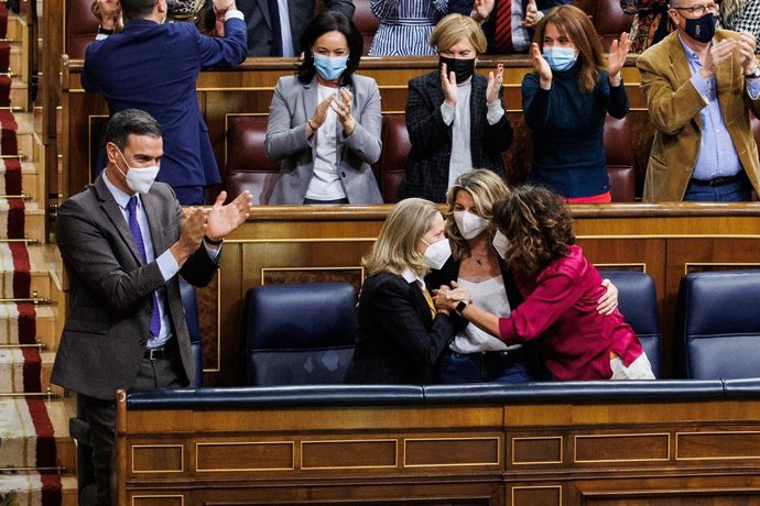 (i-d) El presidente del Gobierno, Pedro Sánchez, la ministra de Economía Nadia Calviño, la ministra de Trabajo, Yolanda Díaz, y la ministra de Hacienda, María Jesús Montero, en una sesión plenaria en el Congreso, a 3 de febrero de 2022, en Madrid. 