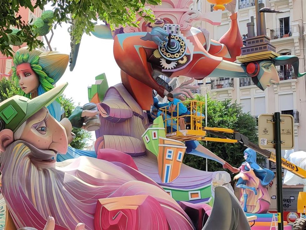 Archivo - Imagen del montaje de una de las fallas de Especial de Valncia para los actos falleros de 2021