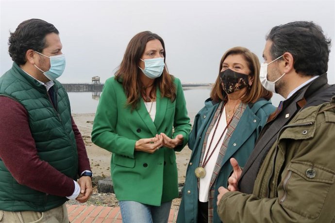 La secretaria general del PP-A, Loles López, junto al Muelle de Tharsis (Huelva).