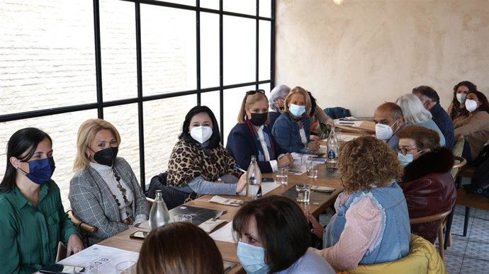 Reunión de la presidenta popular Virginia Pérez con asociaciones de lucha contra el cáncer en Sanlúcar La Mayor.