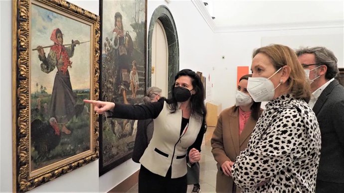 Sánchez Estrella (dcha.) visita la muestra de Aurelia Navarro en el Bellas Artes de Córdoba.