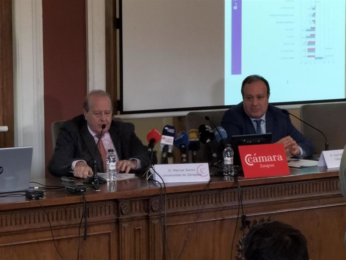 El director del estudio, Mario Sanso, y el director general de la Cámara de Zaragoza, José Miguel Sánchez.