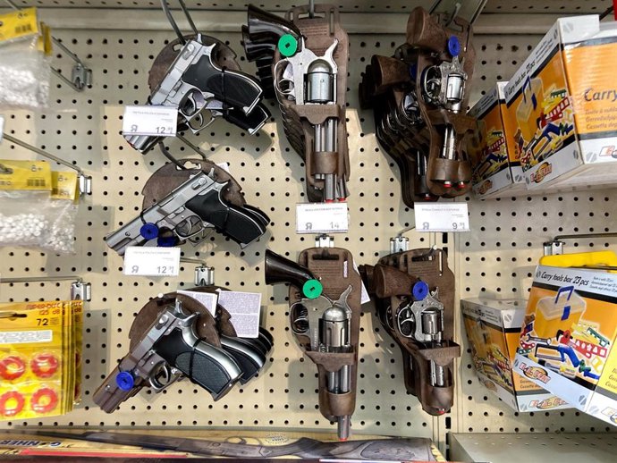 Archivo - Varias pistolas de juguete en una tienda de juegos infantiles, en imagen de archivo
