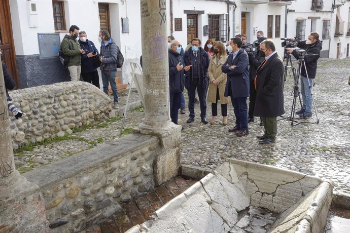 Archivo - Visita de la Junta y el Ayuntamiento al lavadero de la placeta del Sol