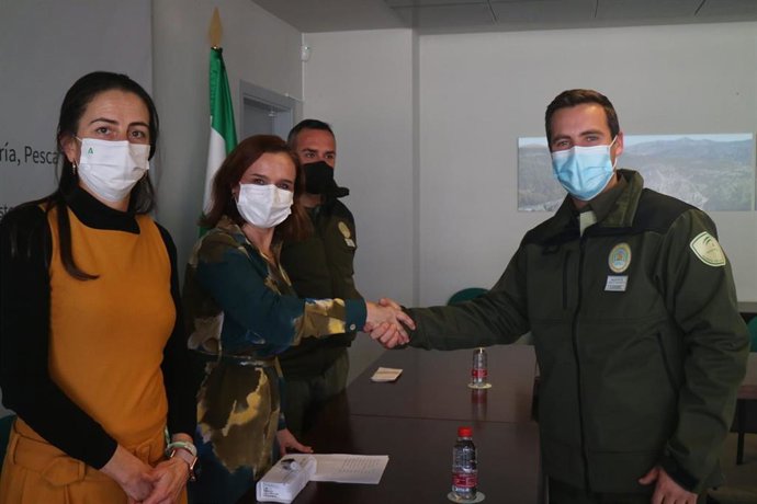 Raquel Espín saluda a uno de los nuevos agentes de Medio Ambiente en Almería