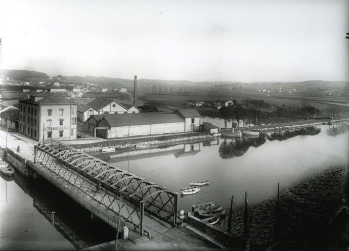 Puente de San Sebastián en la ría de Avilés h. 1930, imagen que forma parte de la exposición 'De Villa a Ciudad. Avilés en la colección fotográfica del Muséu del Pueblu d'Asturies, 1860-1937