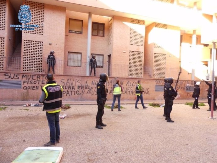 La Policía Nacional establece un amplio dispositivo de seguridad en una de las barriadas más conflictivas de Puertollano.