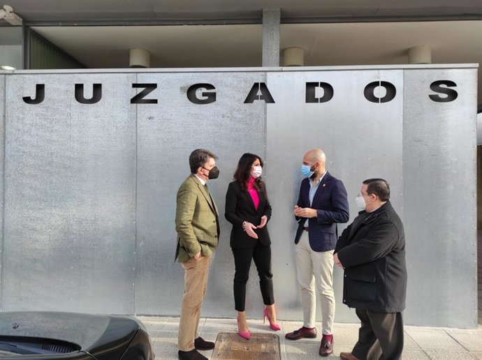 La delegada de Regeneración, Justicia y Administración Local de la Junta de Andalucía en Córdoba, Purificación Joyera, durante su visita a los juzgados de Cabra.