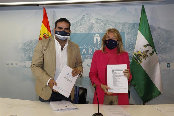 El Ayuntamiento de Marbella publicará la próxima semana el pliego del concurso de ideas para el futuro Estadio Municipal. En la imagen la alcaldesa, Ángeles Muñoz, y el concejal Manuel Cardeña