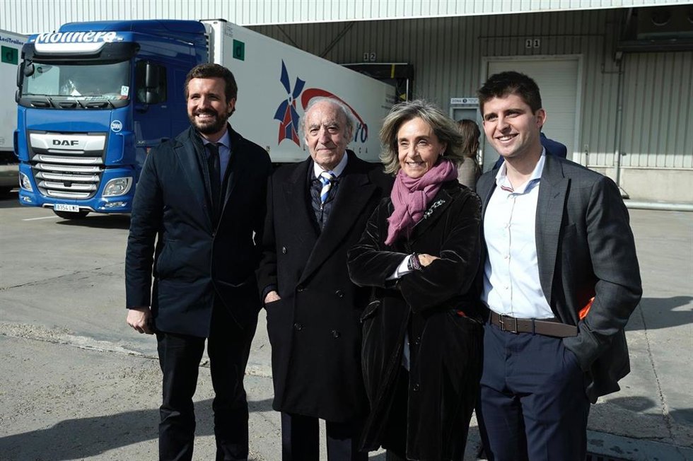 El líder del PP, Pablo Casado, en su visita a la empresa de logística de transpotes Molinero en el Polígono Industrial Emiliano Revilla de Ólvega (Soria).