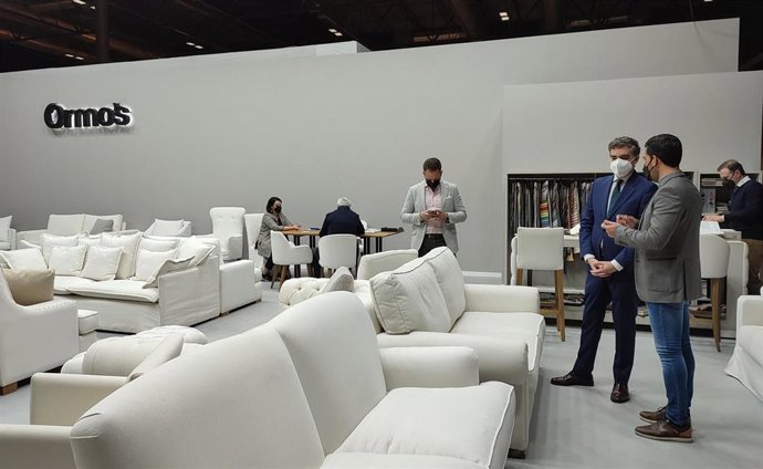 El delegado de la Junta en Madrid, Vicente Azpitarte, visita el estand expositivo de la firma sevillana Ormos.