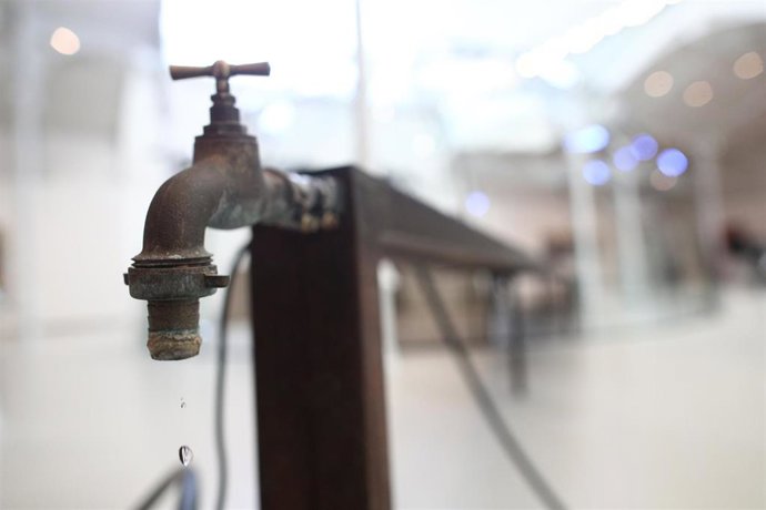 Archivo - Grifo de agua perteneciente a la muestra dedicada a Mario Merz  que el Museo Reina Sofía presenta en el Palacio de Velázquez del Parque del Retiro, en Madrid, a 10 de octubre de 2019.