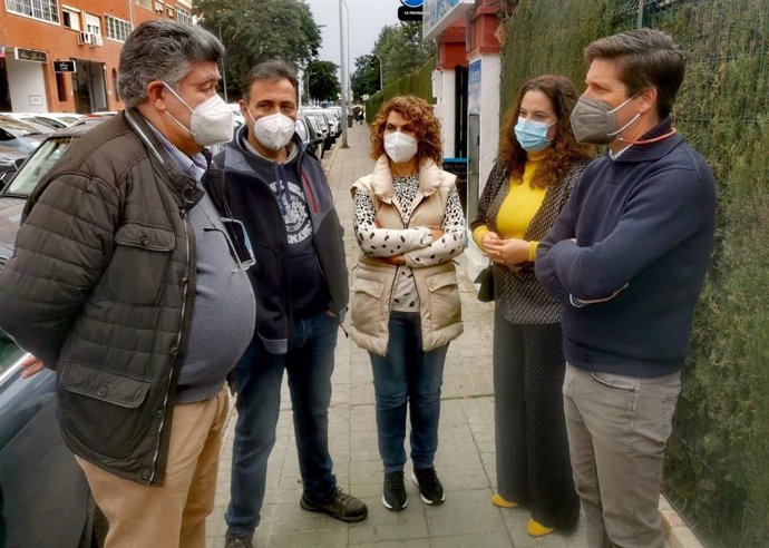 El portavoz del grupo municipal de CS visita a los vecinos de Costa de la Luz