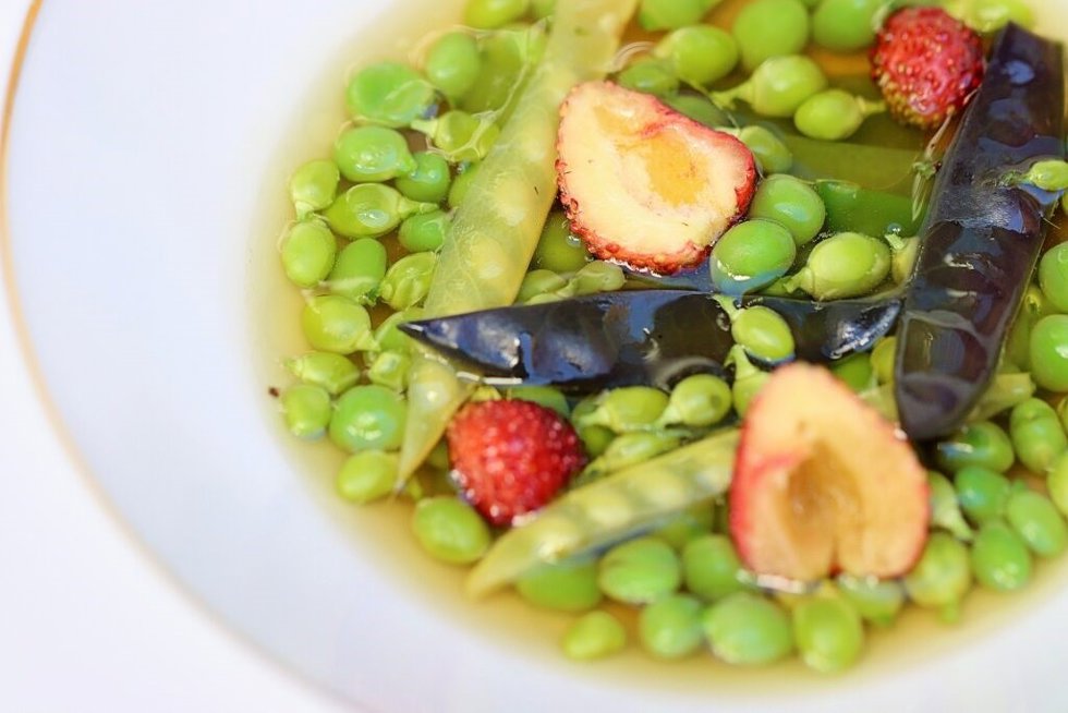 Entre la propuesta vegana se incluye este plato de guisantes con consomé de sus vainas, vainilla, café y fresitas.