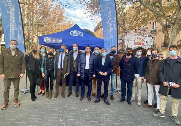 Jaimen de Olano, Adolfo Molina y José María Bellido con representantes del PP.