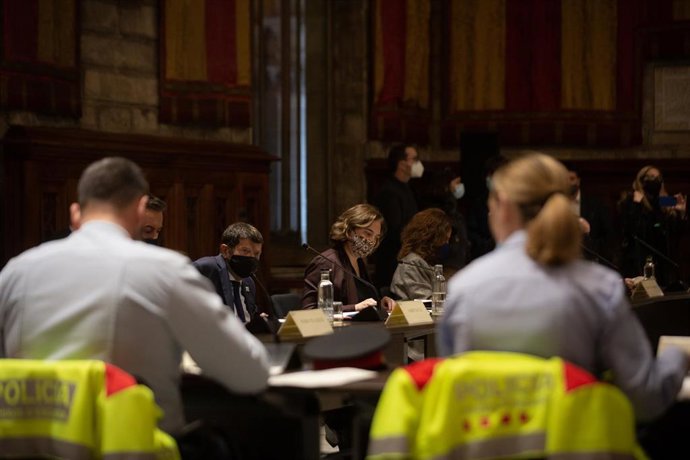 La alcaldesa de Barcelona, Ada Colau (c), y el quinto teniente de alcaldía Albert Batlle, en la Junta Local de Seguridad de Barcelona, a 4 de febrero de 2022, en Barcelona, Catalunya (España). La Junta Local de Seguridad es el órgano de coordinación de 