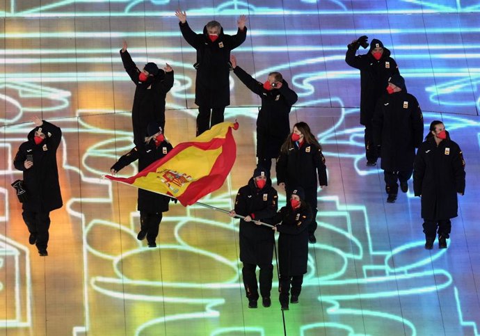 La delegación española, encabezada por los abanderados Queralt Castellet y Ander Mirambell, desfila en la ceremonia de inauguración de los Juegos Olímpicos de invierno de Pekín 2022.