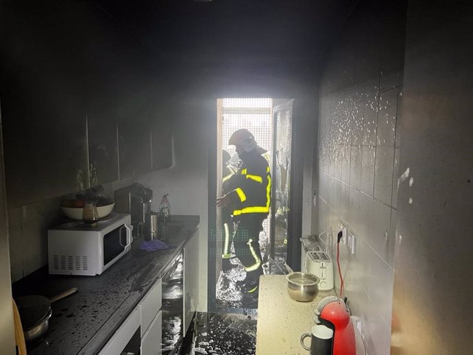 Dos heridos leves en un incendio en un tendedero de una vivienda en Arroyomolinos