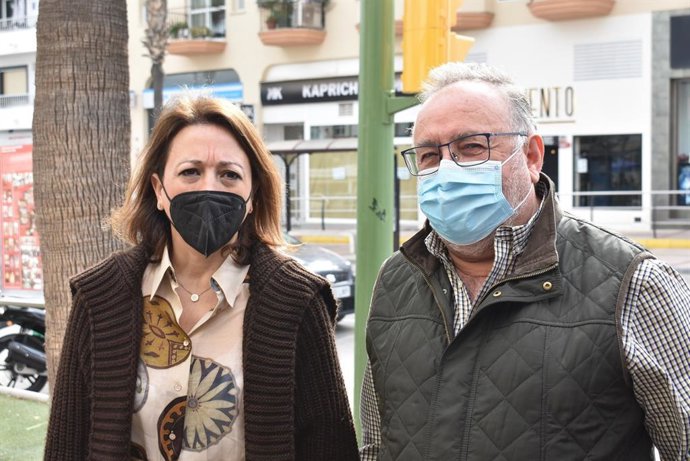 La delegada del Gobierno andaluz en Málaga, Patricia Navarro, y el alcalde de Alhaurín de la Torre, Joaquín Villanova