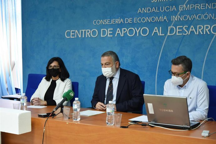 El delegado territorial de Empleo, Formación, Trabajo Autónomo, Transformación Económica, Industria, Conocimiento y Universidades en Cádiz, Alberto Cremades, y la asesora de programas del Instituto Andaluz de la Juventud (IAJ), Esther Simancas.