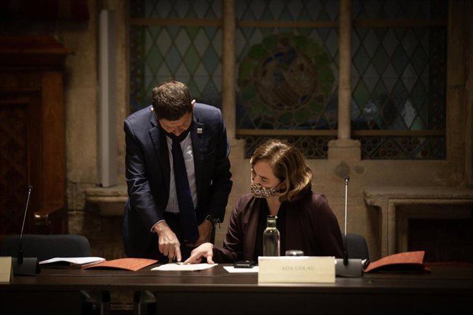 La alcaldesa de Barcelona, Ada Colau, junto a el quinto teniente de alcaldía Albert Batlle, preside la Junta Local de Seguridad de Barcelona, a 4 de febrero de 2022, en Barcelona, Catalunya (España).