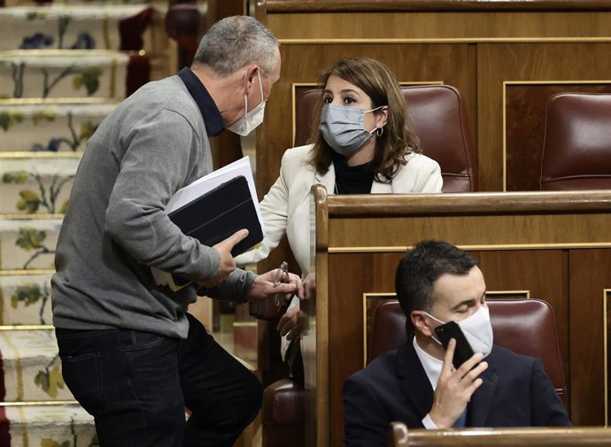 El diputado de Compromís, Joan Baldoví (i), conversa con la vicesecretaria general del PSOE y portavoz del Grupo Parlamentario Socialista en el Congreso, Adriana Lastra, en una sesión plenaria en el Congreso de los Diputados, a 2 de febrero de 2022.