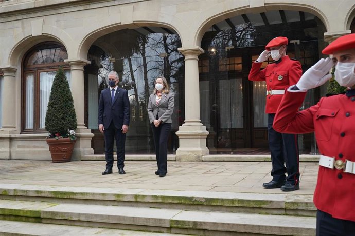 El Lehendakari, Iñigo Urkullu y la vicepresidenta primera, Nadia Calviño, en el Palacio de Ajuria Enea, en Vitoria