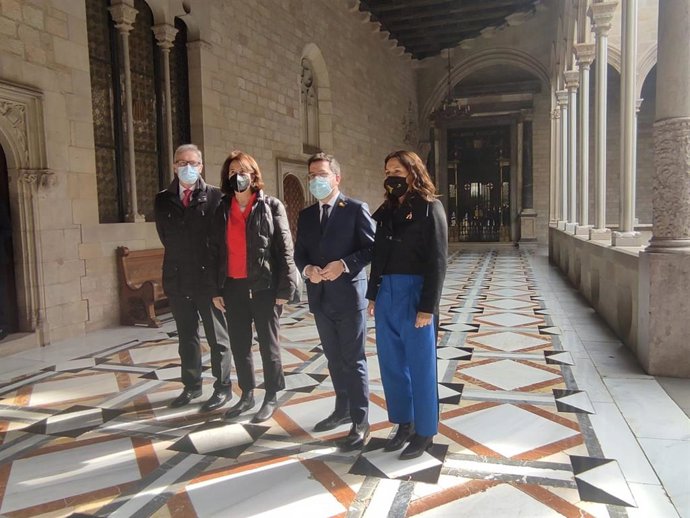 El vicepresidente de la ANC, David Fernndez, la presidenta de la entidad, Elisenda Paluzie, el presidente de la Generalitat, Pere Aragons, y la consellera de Presidencia, Laura Vilagr, en una reunión en el Palau de la Generalitat.