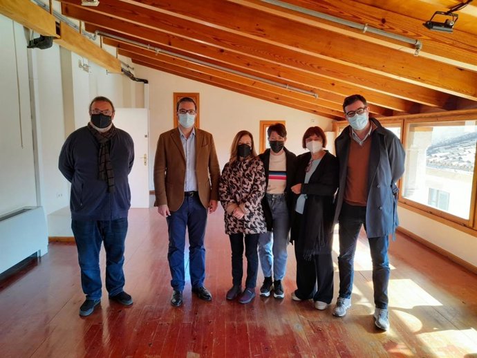 El alcalde de Palma, José Hila, durante su visita al Teatre Sans.