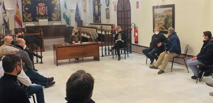 La acaldesa de Alcalá de Guadaíra, Ana Isabel Jiménez, ha mantenido este viernes una reunión con trabajadores de la empresa Santa Bárbara.