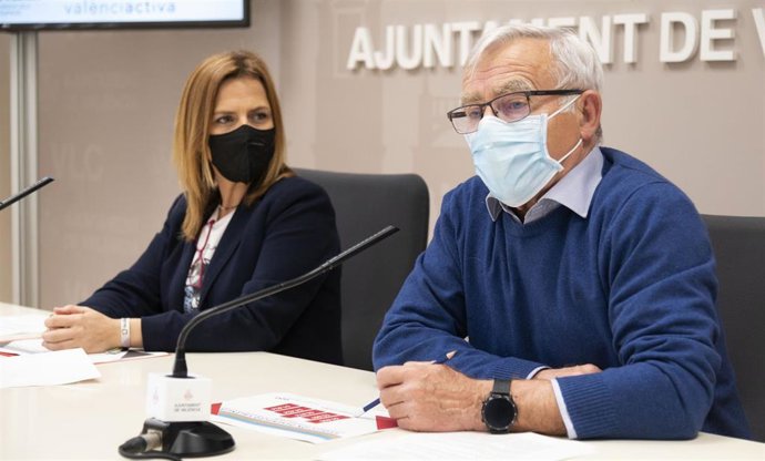 El alcalde de Valncia, Joan Ribó, y la concejala de Desarrollo Innovador de los Sectores Económicos y Empleo, Pilar Bernabé,