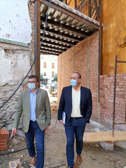 El delegado territorial de Regeneración, Justicia y Administración Local de la Junta en Granada, Enrique Barchino, en la zona donde el Ayuntamiento de Cádiar va a construir una residencia de mayores junto al alcalde, José Javier Martín Cañizares.