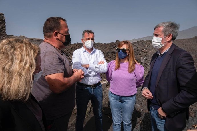 Miembros de Coalición Canaria dialogan con un afectado por la erupción volcánica de La Palma