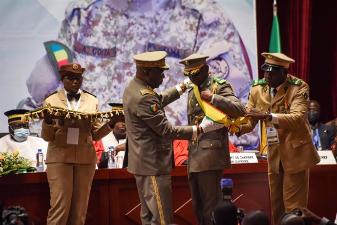 Archivo - El coronel Assimi Goita durante la ceremonia de investidura como nuevo presidente interino de Malí.