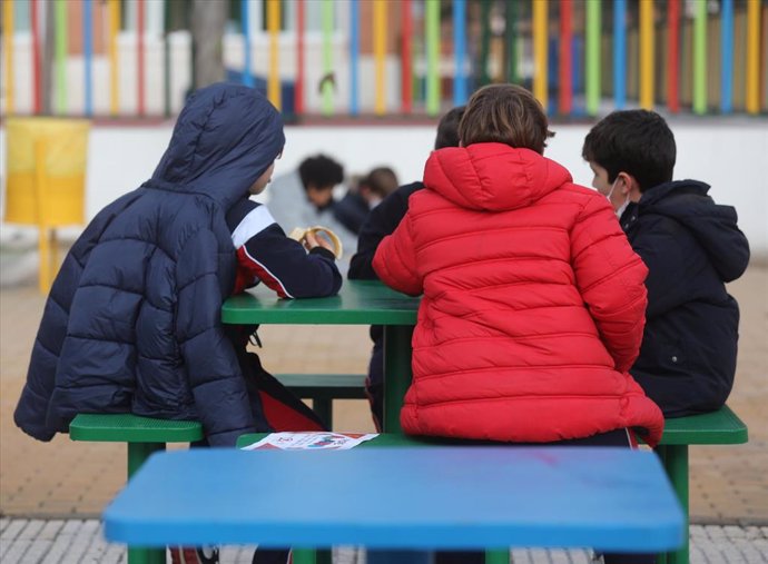 Varios niños juegan en el recreo durante el primer día de clase presencial tras la Navidad.